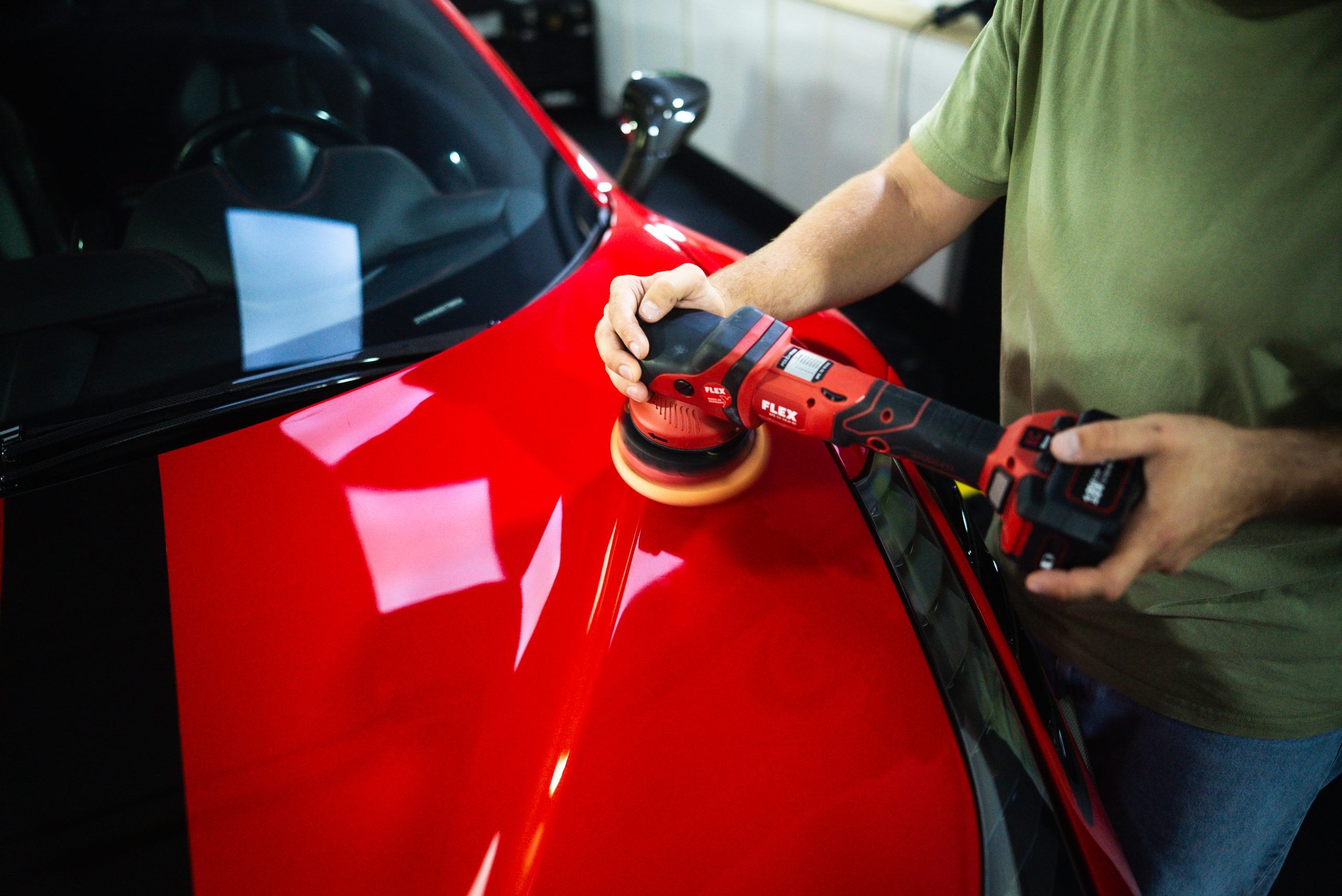 Detailaufnahme des Rosso Corsa Lacks ohne Kratzer, geschützt durch High-End Graphen-Beschichtung