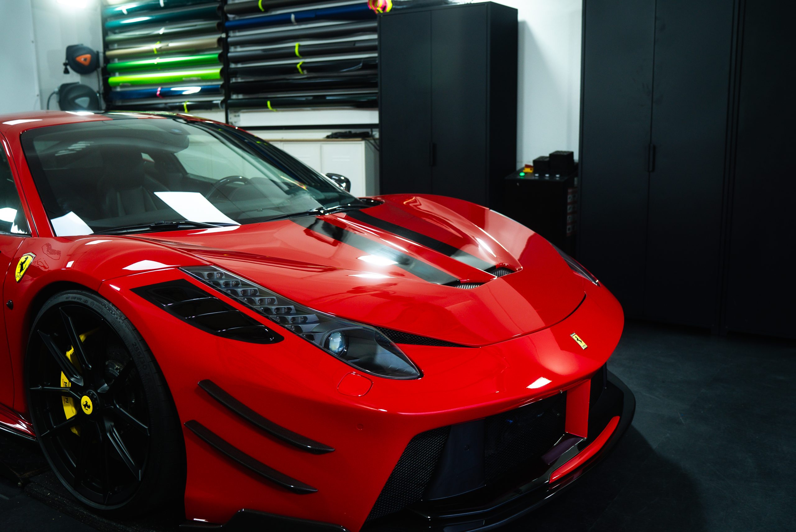 Seitenprofil des Ferrari 458 Speciale mit extremem Tiefenglanz durch professionelle Lackkorrektur