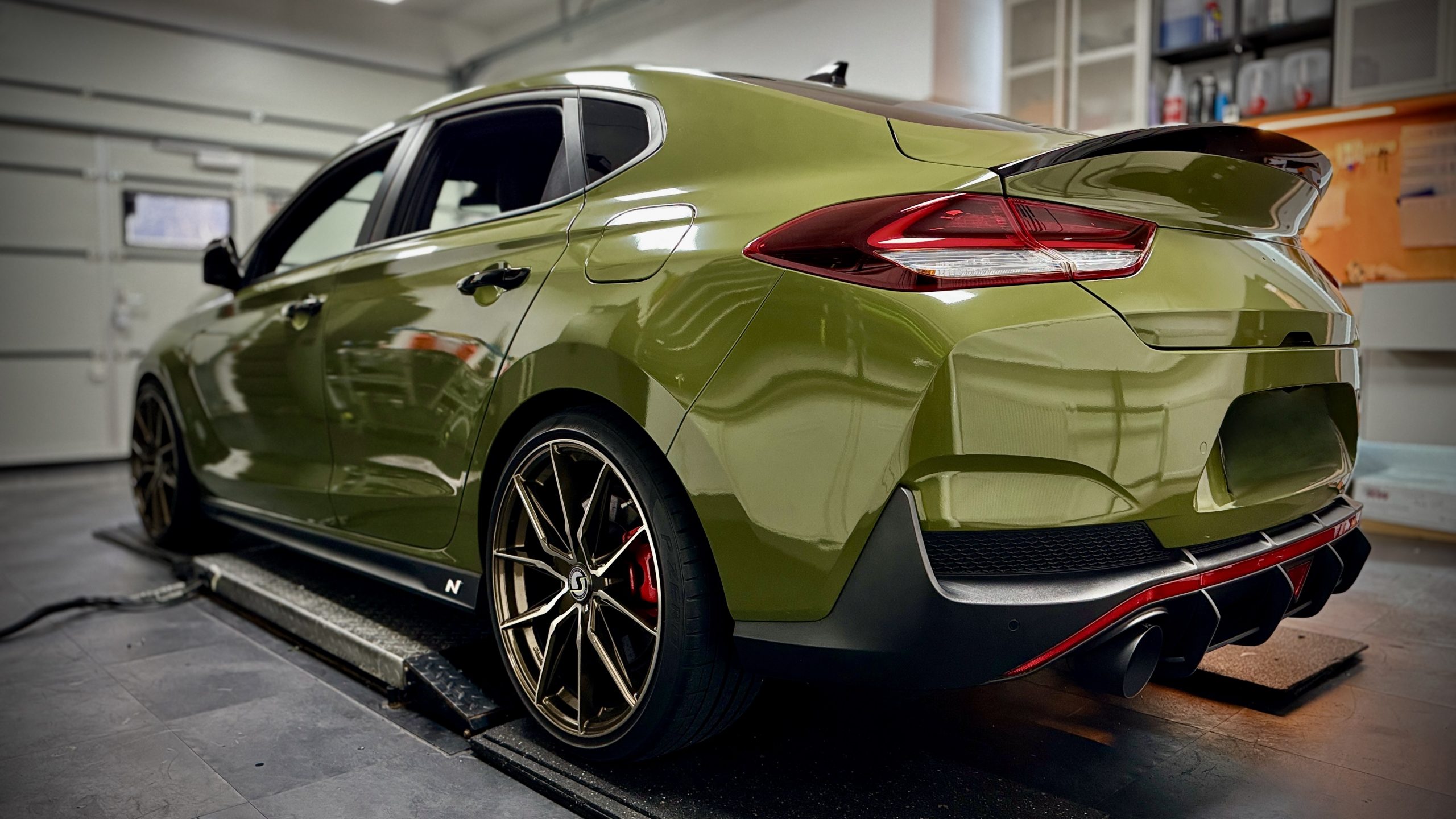 Heckansicht Hyundai i30N Fastback nach Vollfolierung von Grau auf Oracal 970RA Urban Green