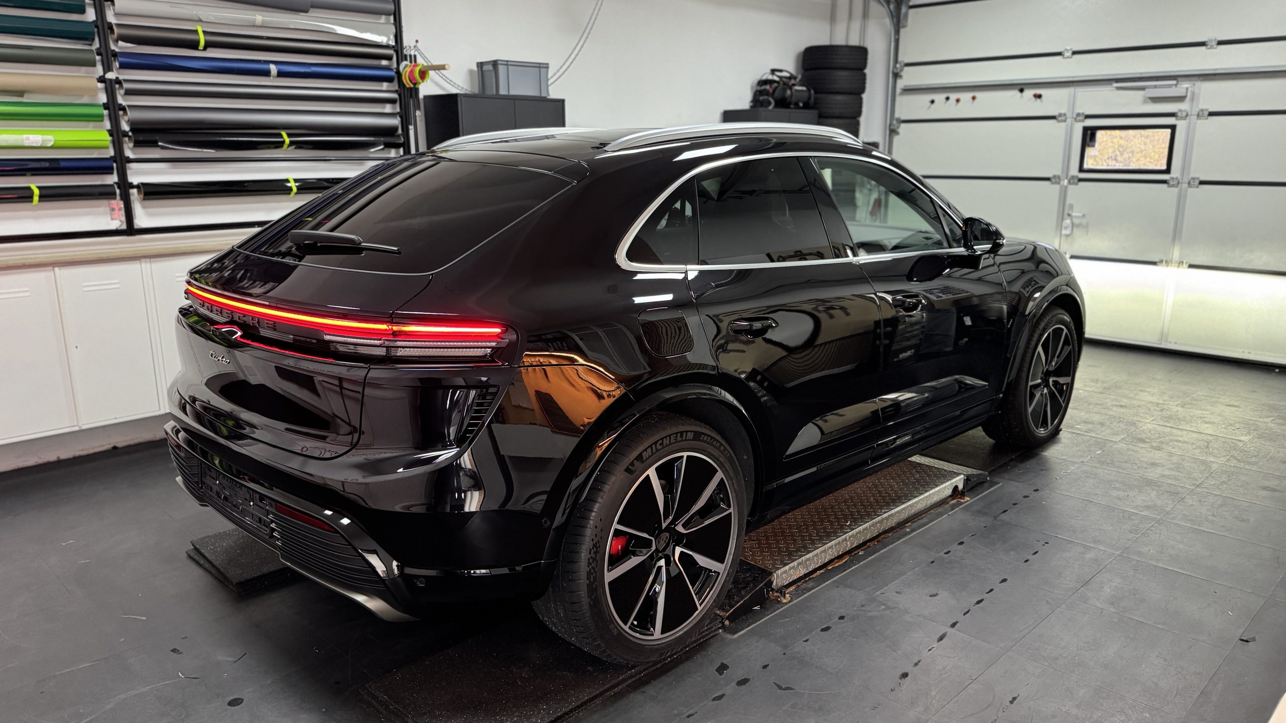 Porsche mit Keramikversiegelung Beading Effekt