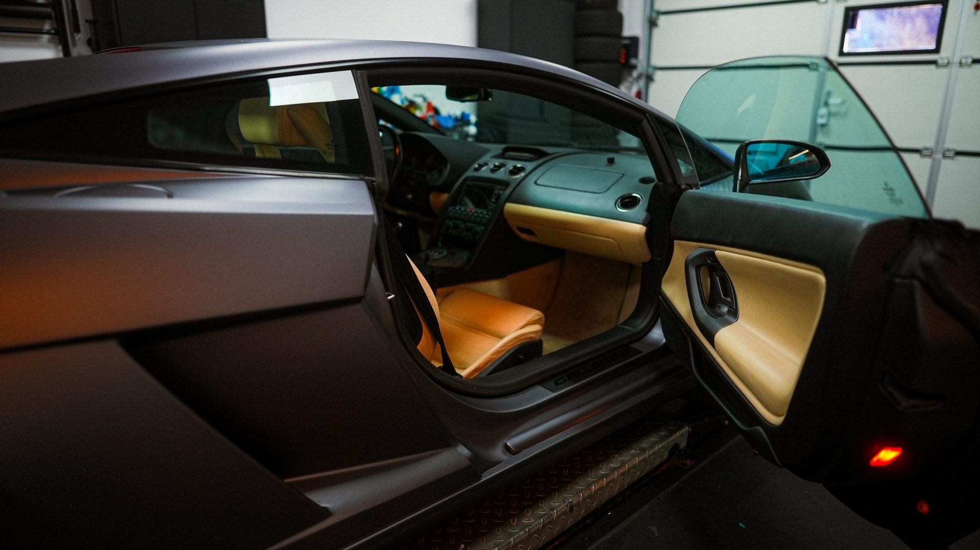 Einblick in den Lamborghini Gallardo mit orangenem Interieur und matter Folierung