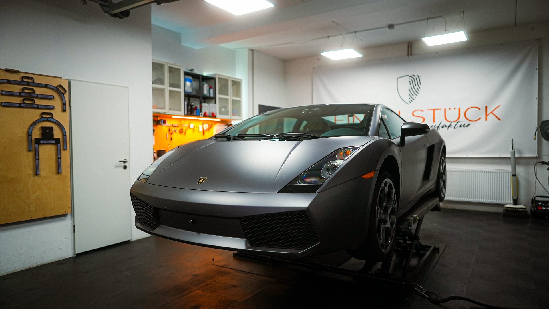 Folierer prüft Kanten