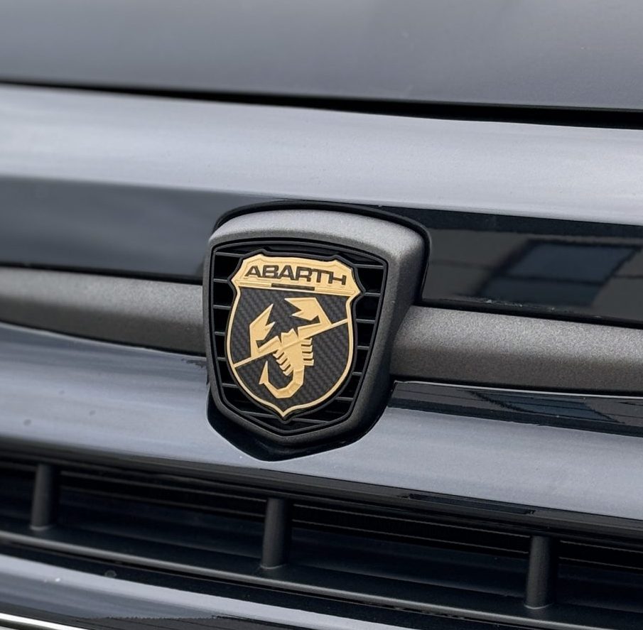 Schwarze Embleme Black Badging