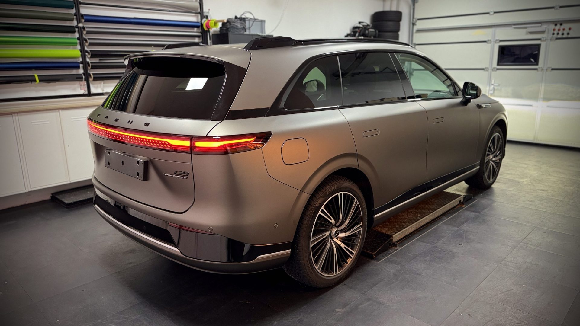Seitenansicht XPeng G9 foliert in 3M 2080 Matte Charcoal Metallic