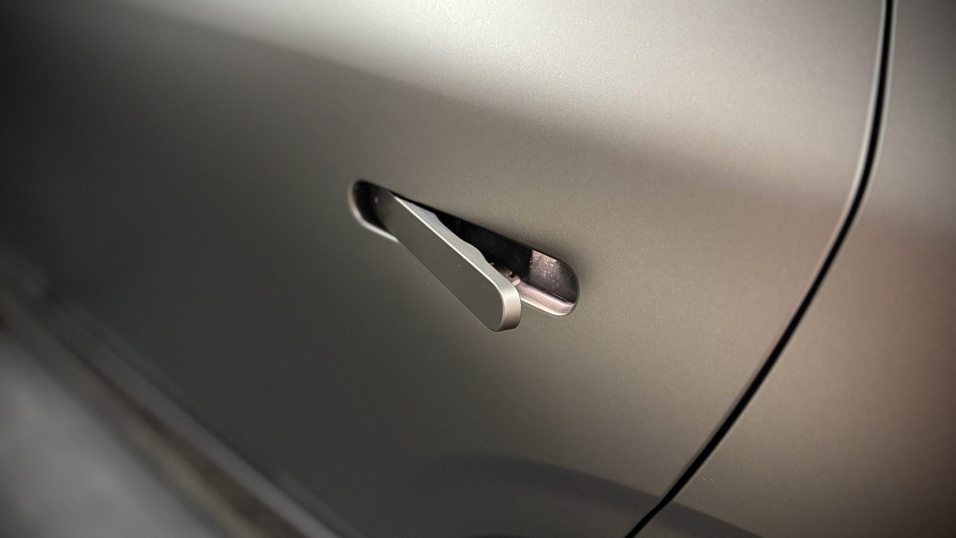 Präzise Folierung der bündigen Türgriffe am XPeng G9