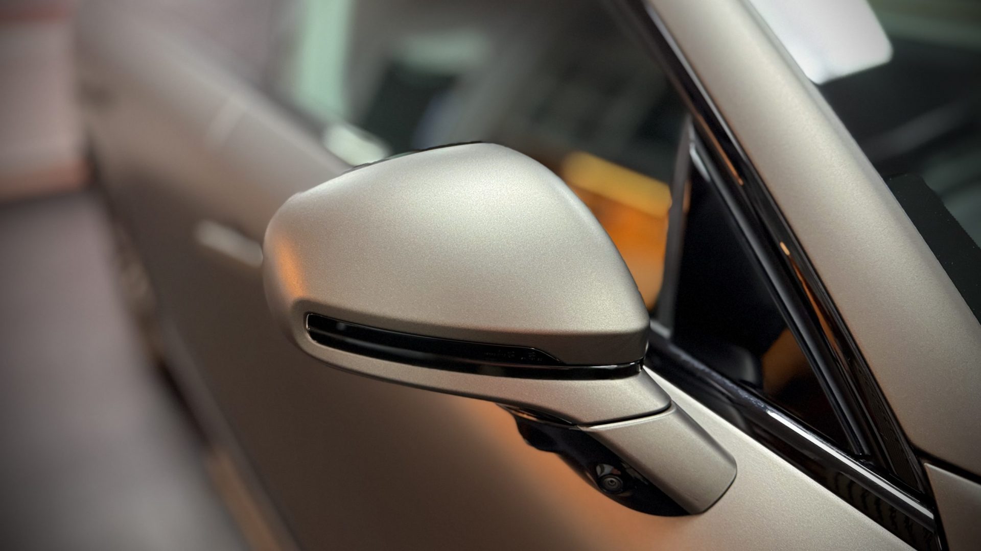 Detailaufnahme der Metallic-Partikel in der matten Folie