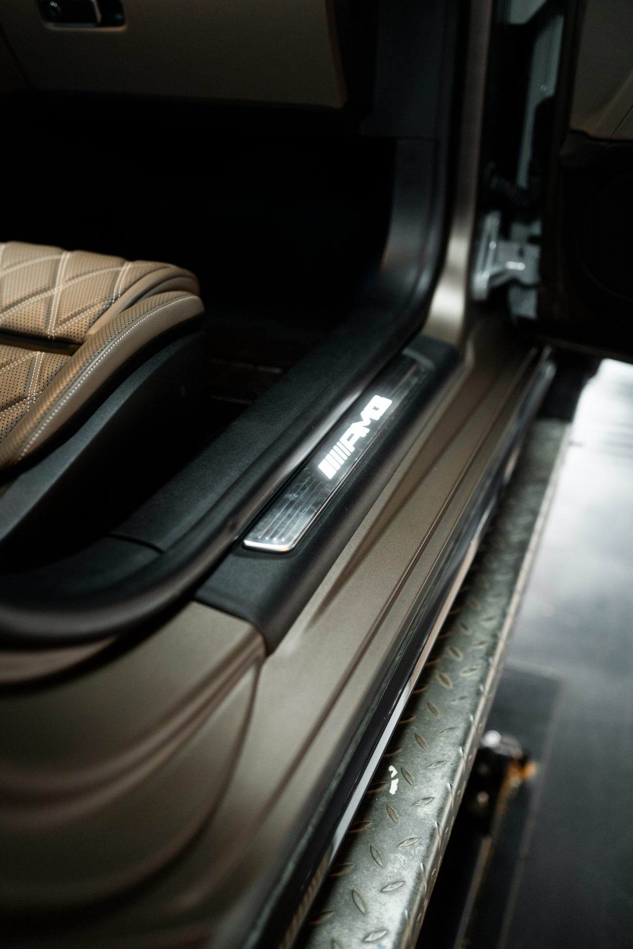 Foliert Türeinstiege beim SL 63 AMG - kein grauer Lack sichtbar