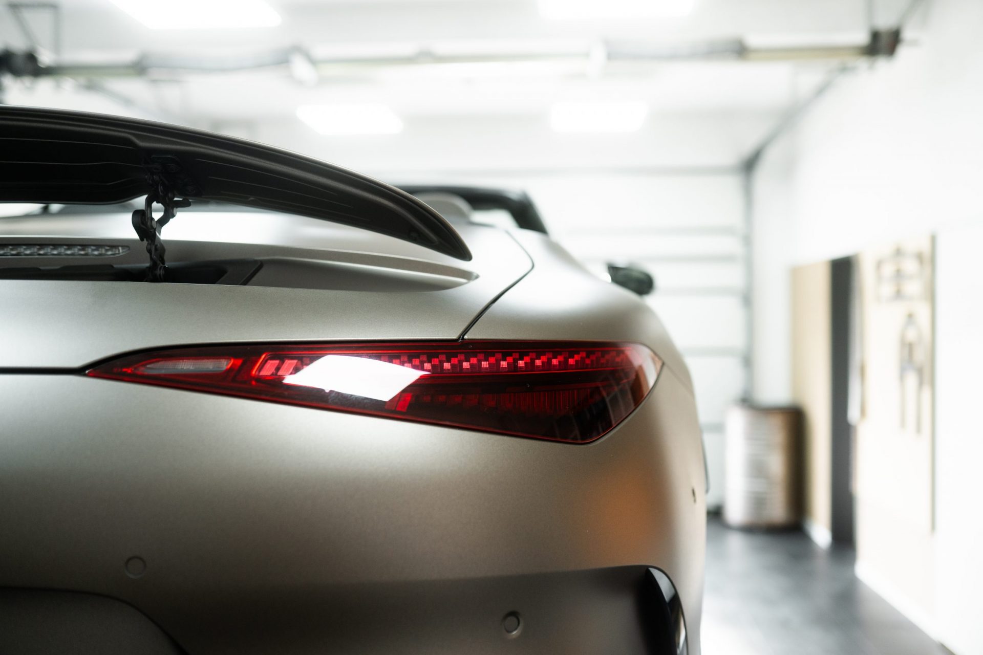 Detailaufnahme 3M 2080 Matt Brown Metallic Folie am Kotflügel