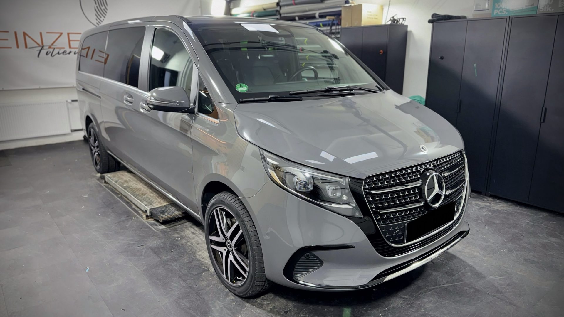 Mercedes V-Klasse Vollfolierung Dark Grey Gloss in Kiel
