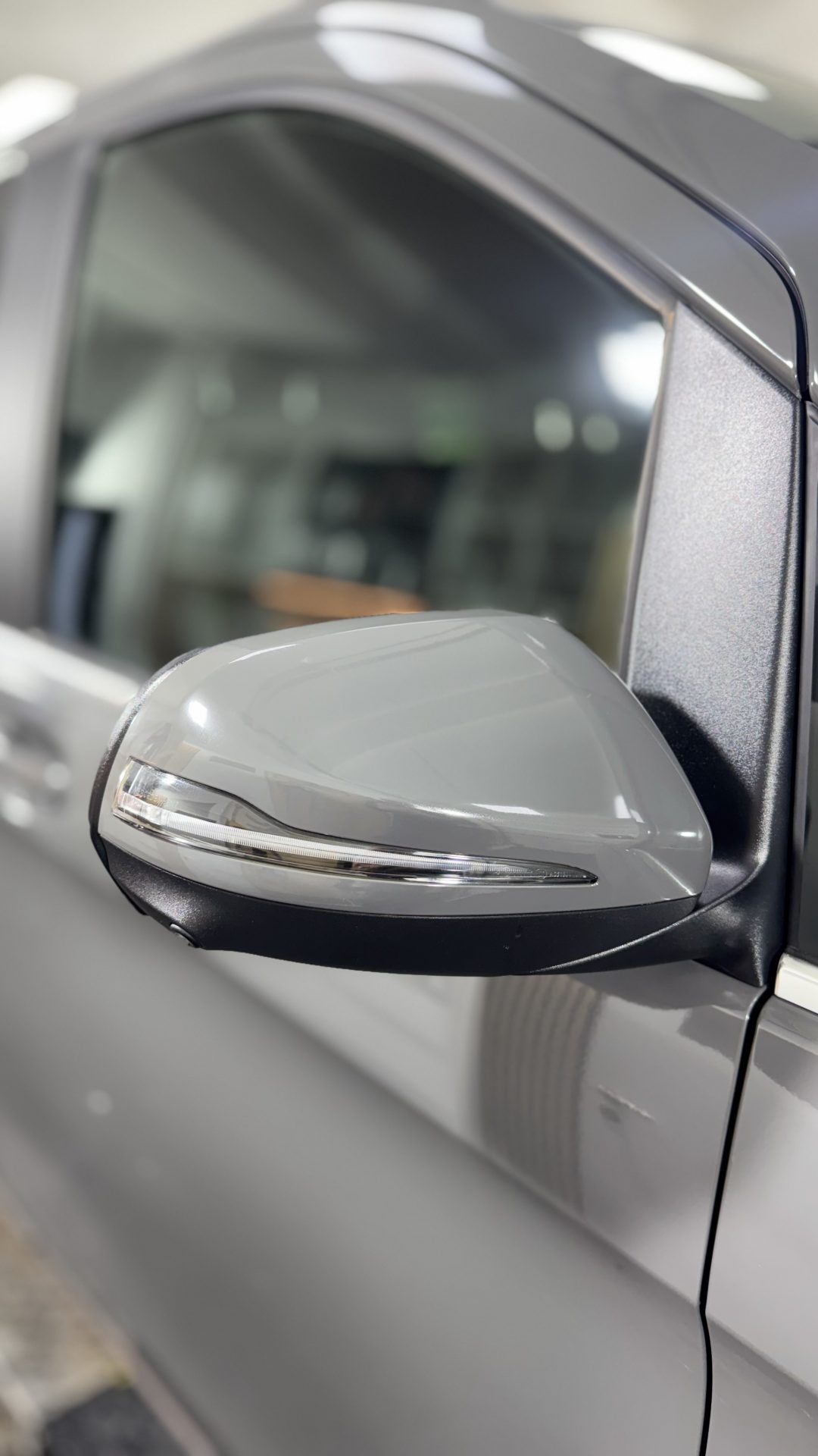 Detail Oracal 970RA Dark Grey Gloss